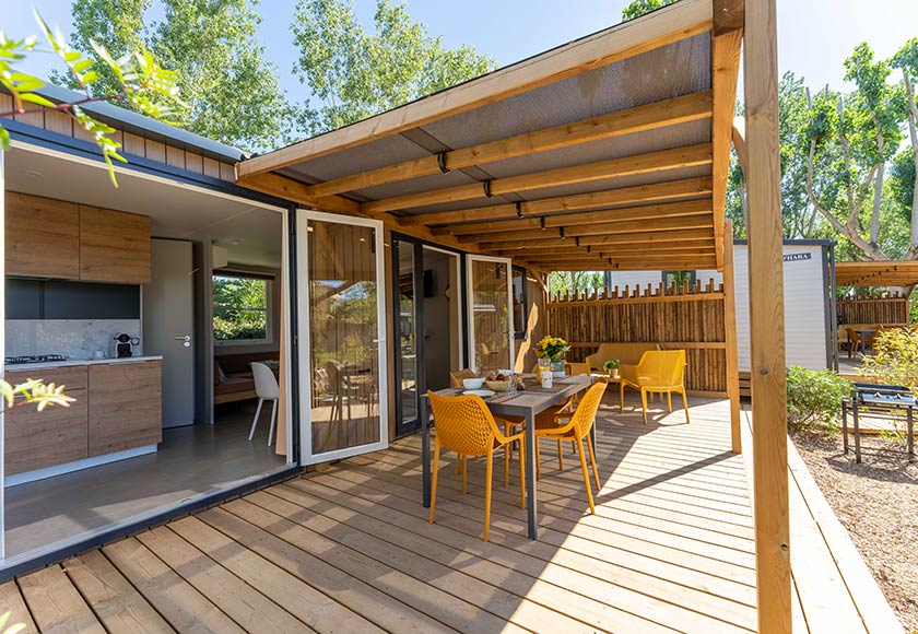 Terrasse d'un mobil-home Premium au camping Les Goélands, près de la baie de Somme Terrasse d'un mobil-home Premium au camping Les Goélands, près de la baie de Somme
