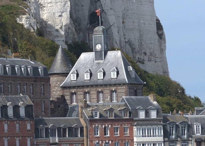 Le Tréport, son beffroi et ses falaises, à 25 minutes du camping Le Tréport, son beffroi et ses falaises, à 25 minutes du camping