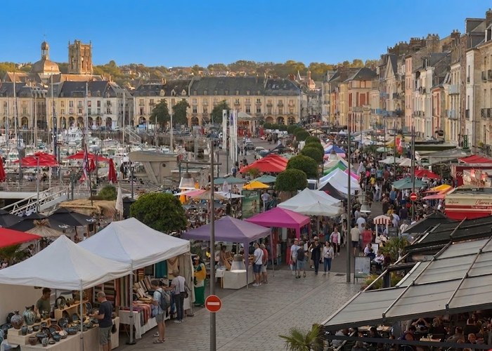 Le marché du samedi de Dieppe et ses étals le long du port Le marché du samedi de Dieppe et ses étals le long du port